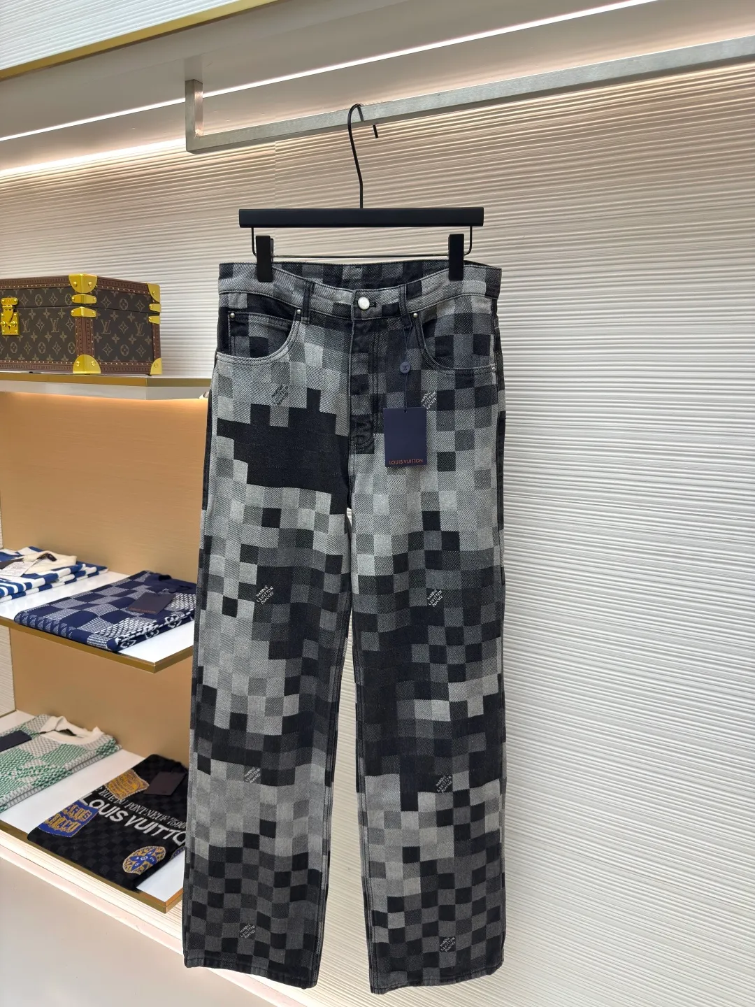 LOUIS VUITTON checkerboard mosaic denim trousers ●Authentic product: Purchased and developed for 15600 ●Item number: 1680020-B40 ●Fabric: denim fabric ●Technology: Jacquard technology ●Version: Fitted version ●Size: 30-32-34-36 ●Weight: about 1250g ●Description: Gradient mosaic plaid fabric developed as it is Restored letter jacquard on denim The minimum order quantity for the pearl hardware laser engraving logo is 6w. The cost of a single pearl button is RMB. The details are processed perfectly. After the garment is ready, the enzyme soaking and washing process is used to make the denim slightly yellowed to show the traces of time. Finally, the buttons are hand-buttoned. Machine equipment cannot be used for buttoning because the button material is pearls. The scrap rate of machine buttoning is 40%. The 13 pearl buttons on the whole body are all hand-buttoned. Unreplicable works of art pay tribute to Fei Dong. The overall wiring is straight and delicate, the fabric is comfortable and soft, and the color is consistent without color difference. It can be matched with the same style to create a fashionable look and control various occasions. Customized accessories, complete with three standards, same style for men and women!